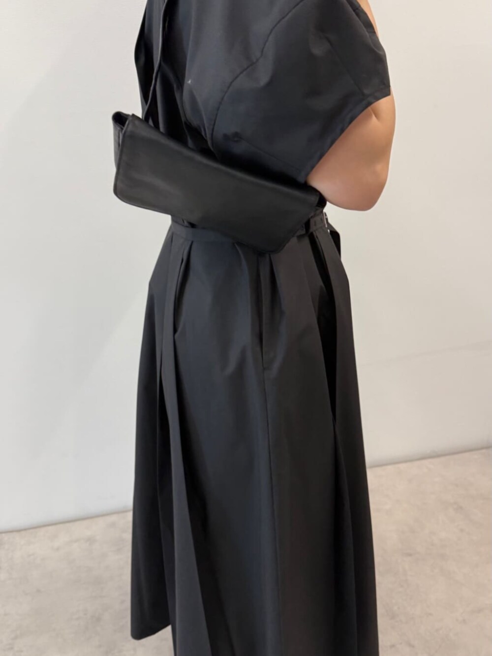 ブラック系のワンピース、ブラック系のボディバッグ/ウエストポーチを着用したレディースの春コーディネートの5枚目の写真