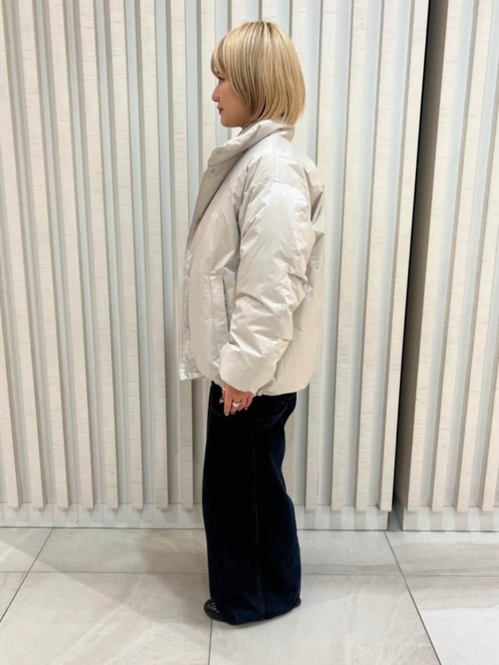 ホワイト系のダウンジャケット/コートを着用したレディースの冬コーディネートの2枚目の写真