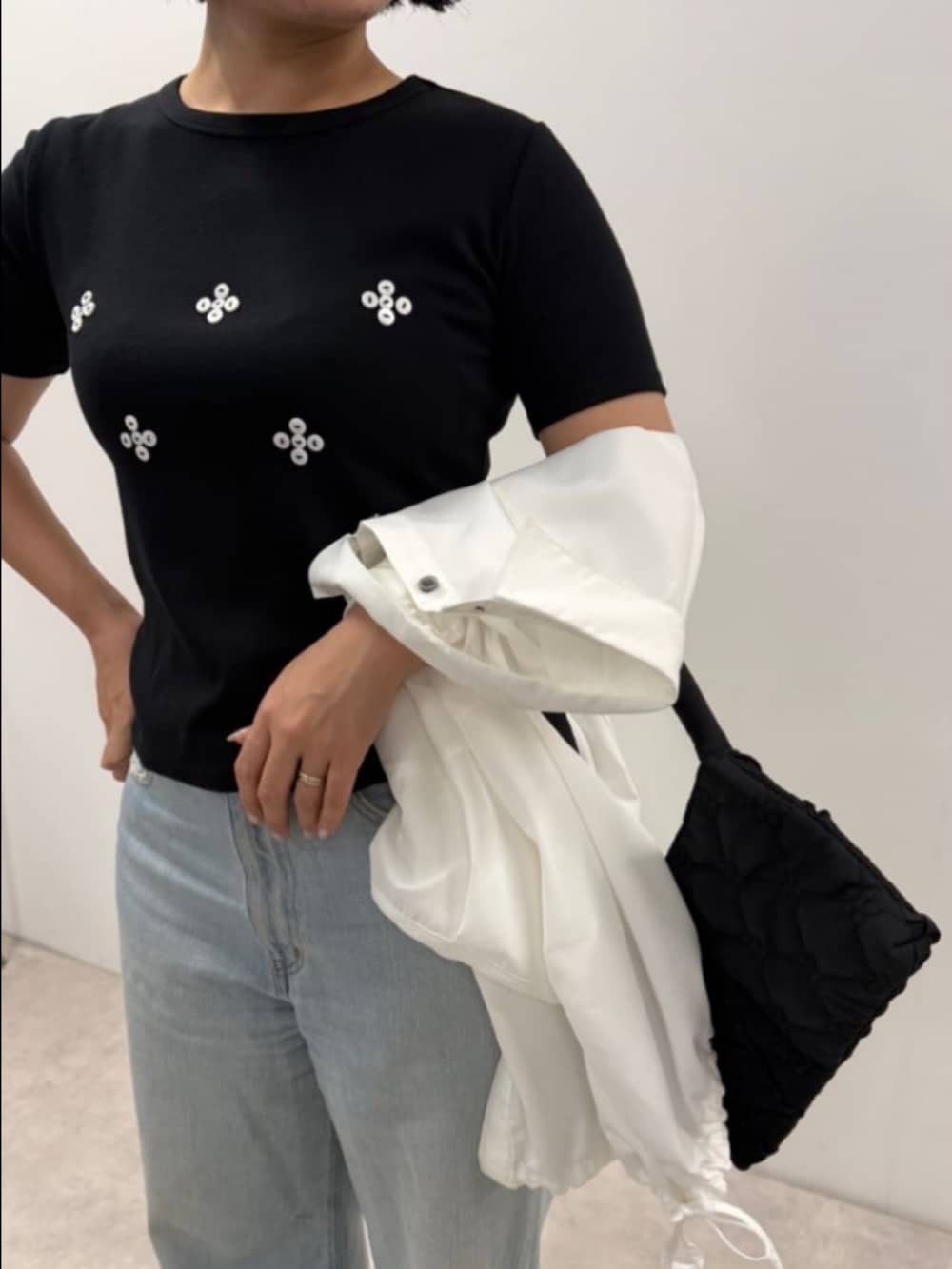 ブラック系のTシャツ/カットソー、ホワイト系のシャツ/ブラウス、ブラック系のハンドバッグを着用したレディースの夏コーディネートの3枚目の写真