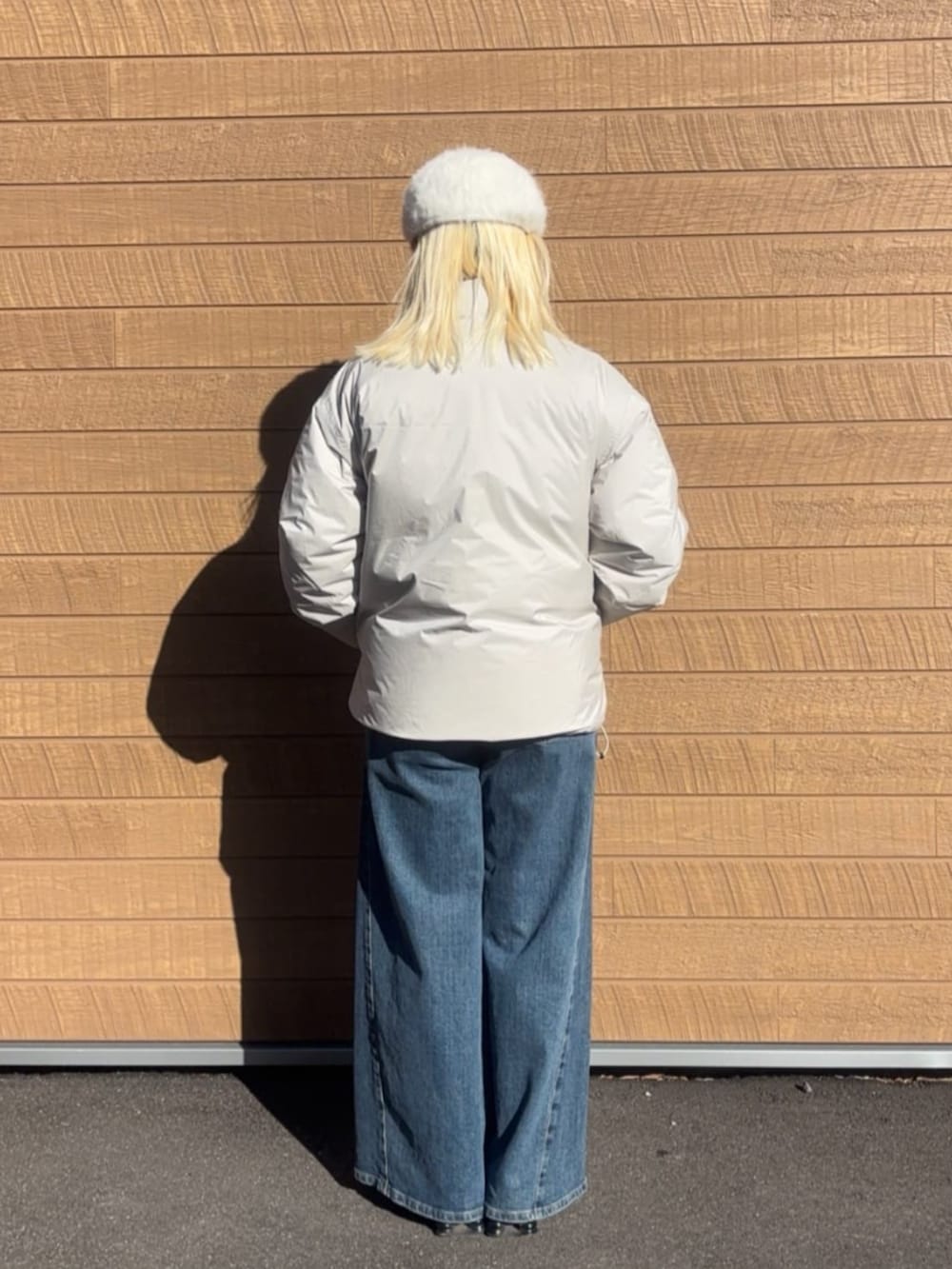 ホワイト系のダウンジャケット/コートを着用したレディースの冬コーディネートの3枚目の写真