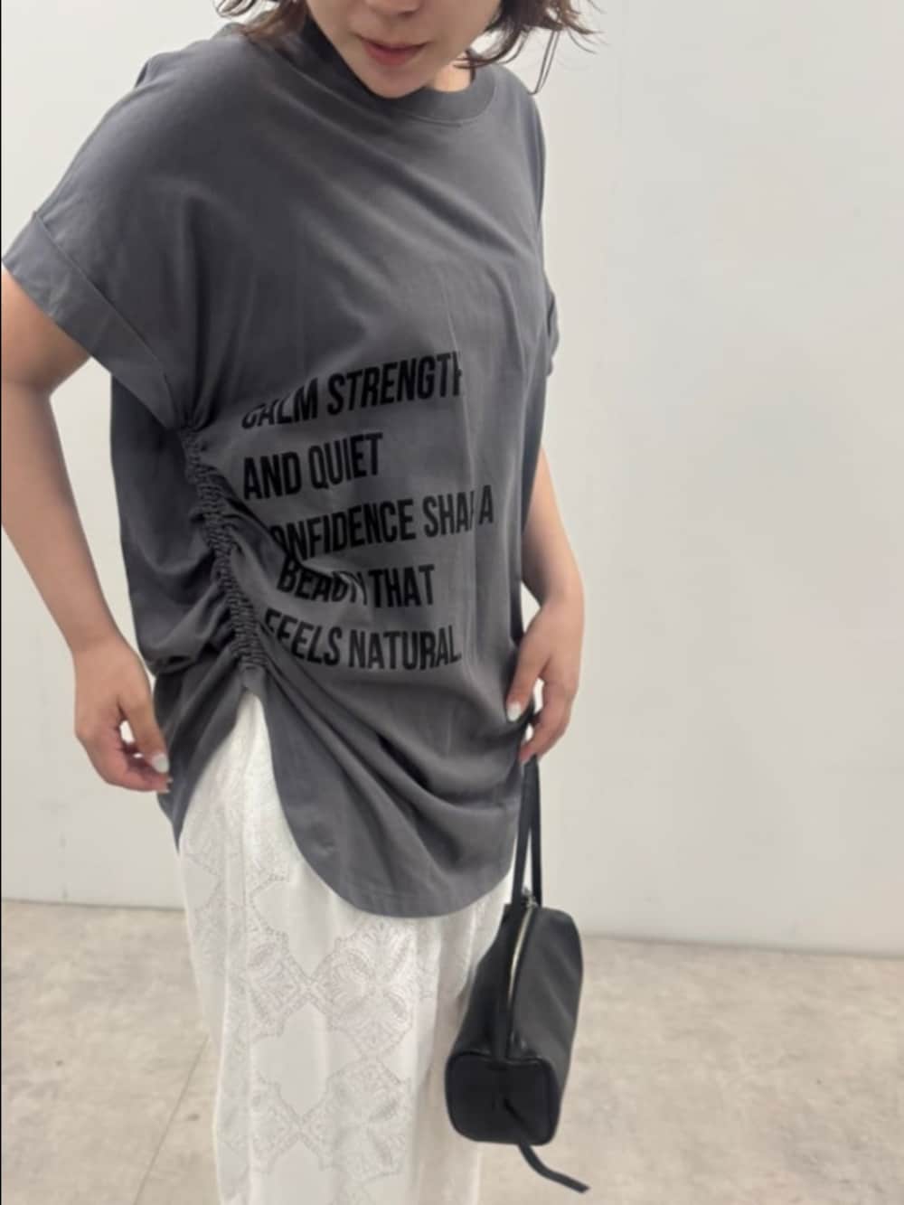 グレー系のTシャツ/カットソー、ホワイト系のその他パンツ、ブラック系のボストンバッグを着用したレディースの夏コーディネートの4枚目の写真