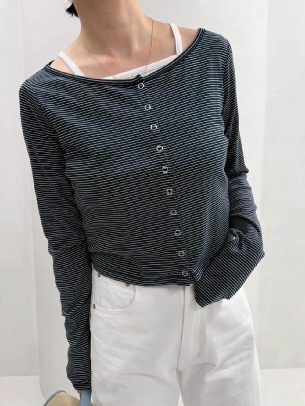 ベージュ系のバックパック/リュック、ホワイト系のデニムパンツ、ブルー系のカーディガン/ボレロを着用したレディースの春コーディネートの7枚目の写真