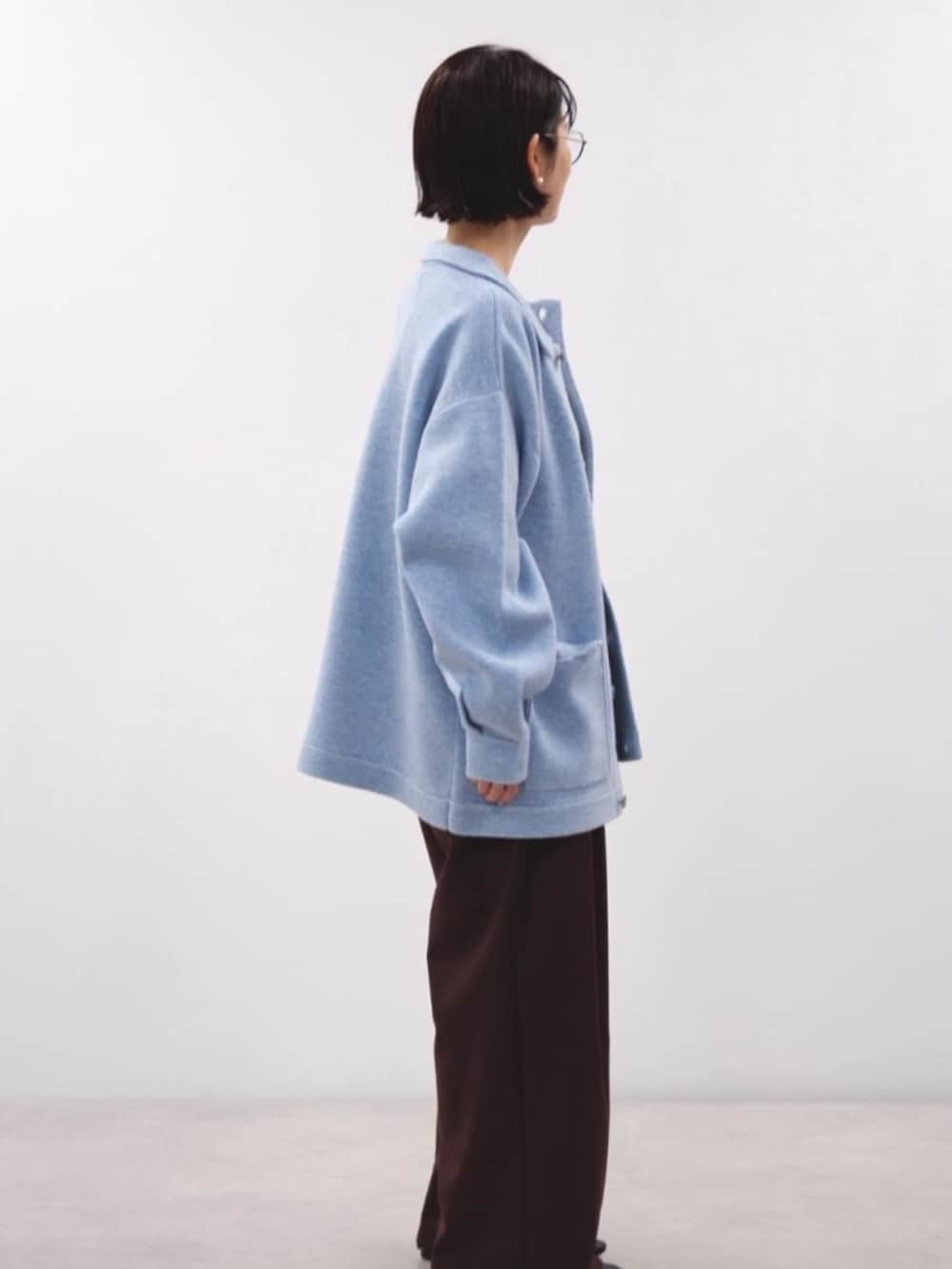 ブラウン系のスラックス、ブルー系のブルゾンを着用したレディースの秋コーディネートの3枚目の写真