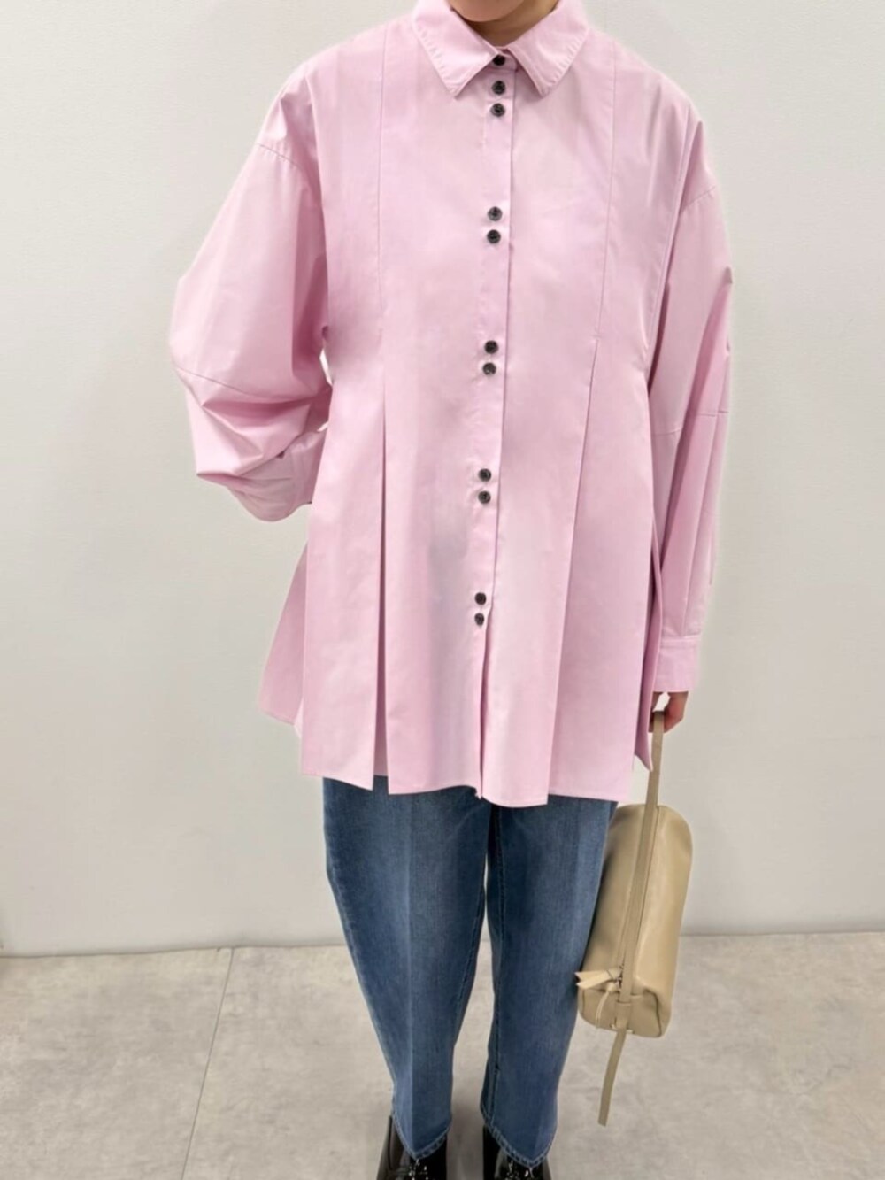 ブラック系のローファー、ピンク系のシャツ/ブラウス、ベージュ系のボストンバッグを着用したレディースの冬コーディネートの4枚目の写真