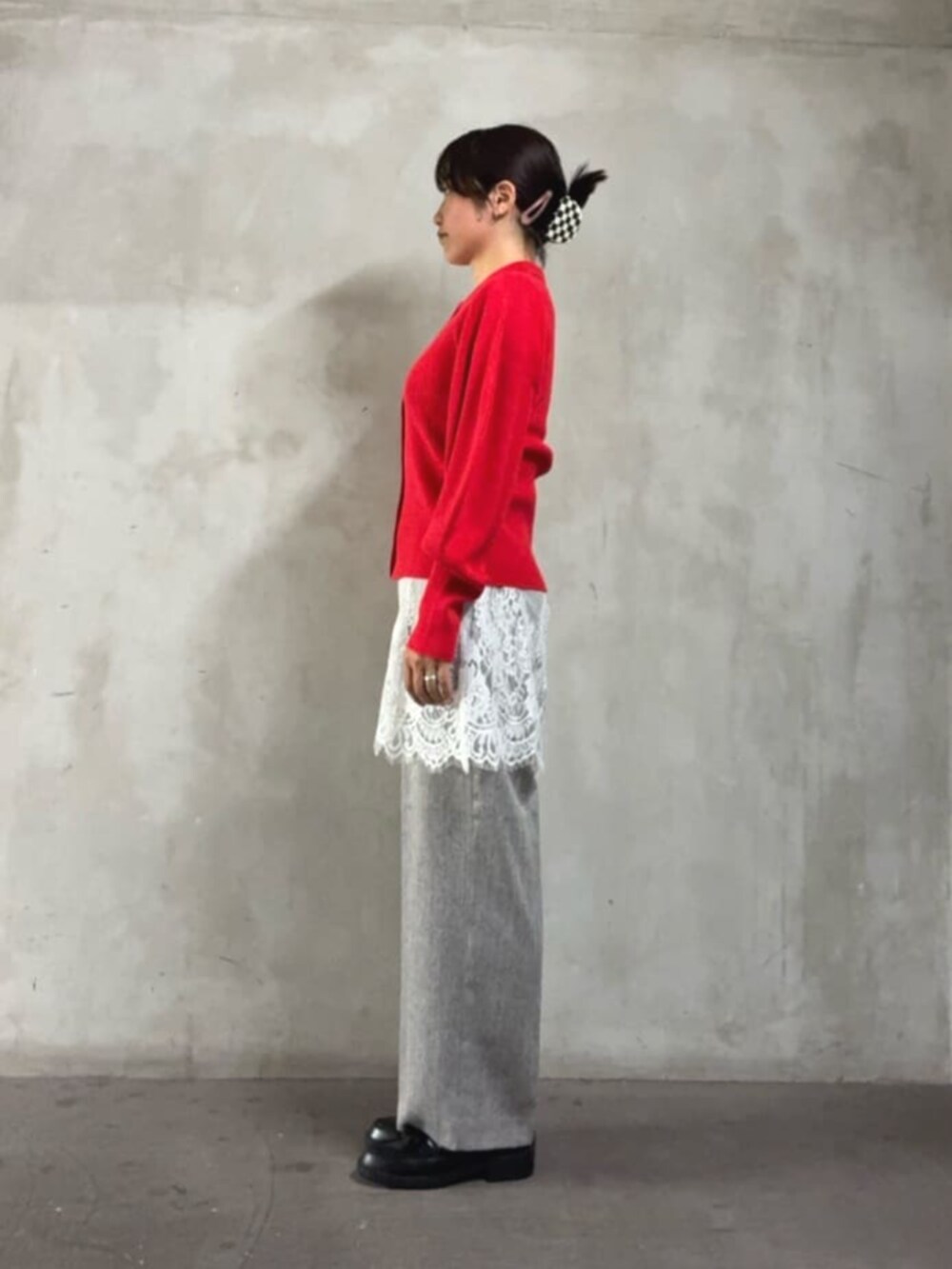 レッド系のカーディガン/ボレロ、ベージュ系のスラックスを着用したレディースの秋コーディネートの2枚目の写真