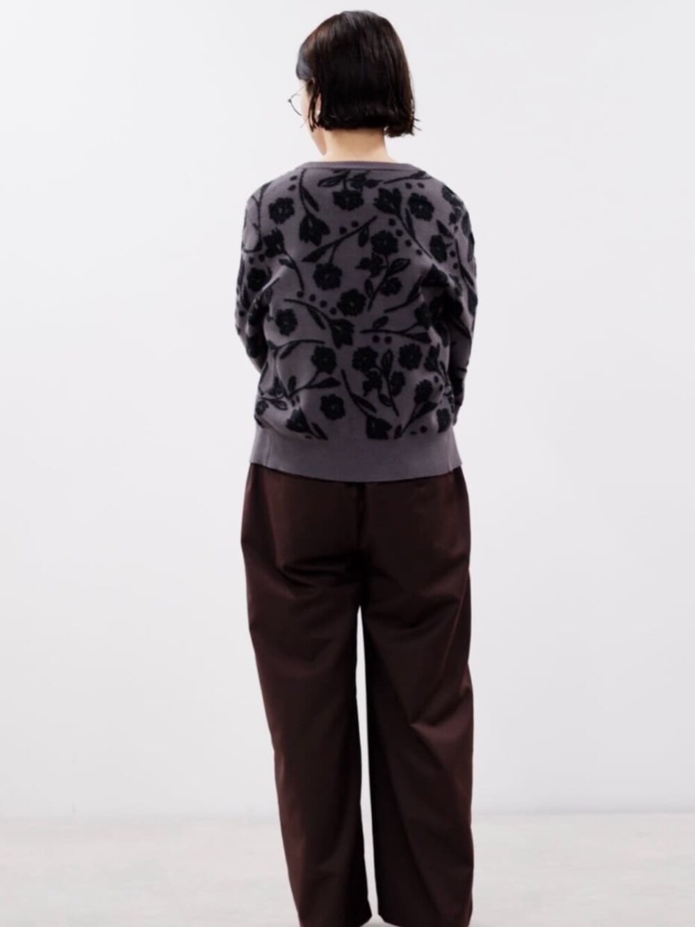 ブラウン系のスラックス、グレー系のカーディガン/ボレロを着用したレディースの秋コーディネートの3枚目の写真