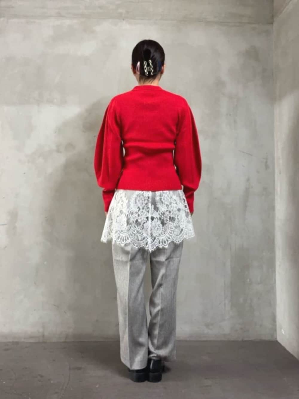 レッド系のカーディガン/ボレロ、ベージュ系のスラックスを着用したレディースの秋コーディネートの4枚目の写真