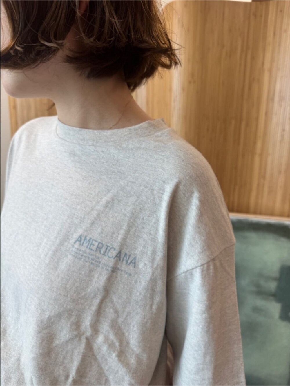 ホワイト系のTシャツ/カットソー、ブラック系のハンドバッグを着用したレディースの夏コーディネートの5枚目の写真