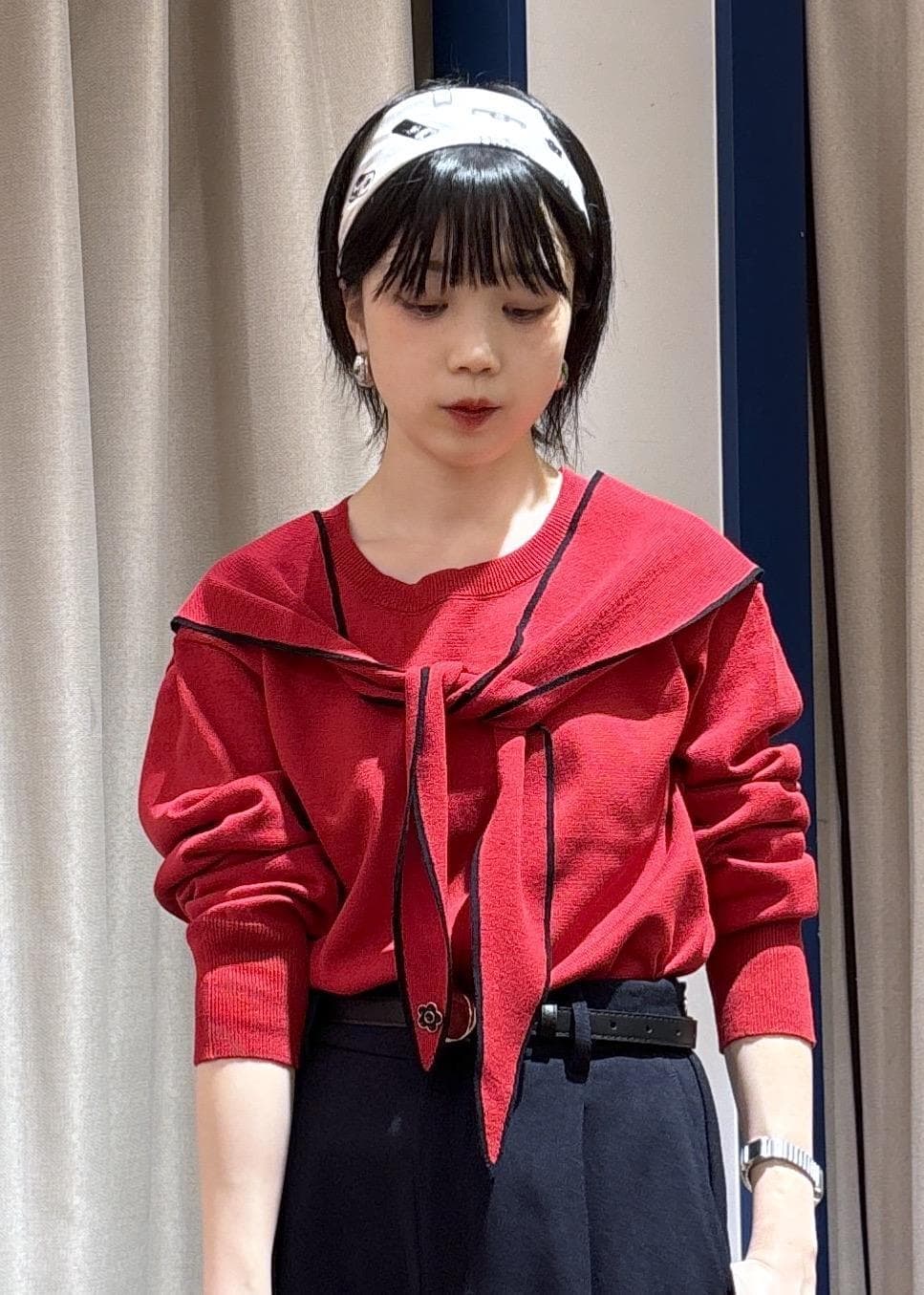 ブルー系のその他パンツ、ホワイト系のブーツ、レッド系のニット/セーターを着用したレディースの秋コーディネートの7枚目の写真