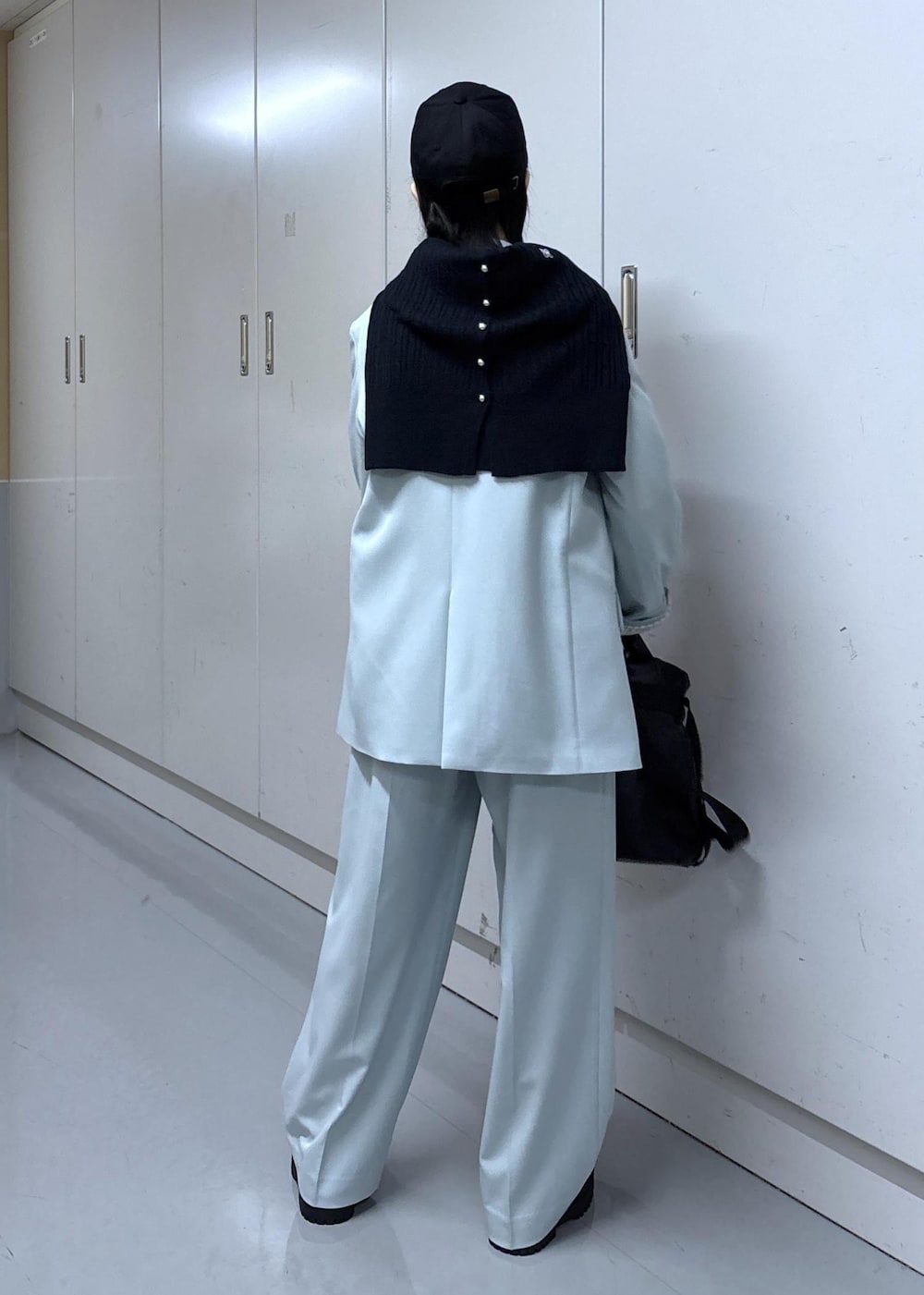 ブルー系のカーディガン/ボレロ、ホワイト系のTシャツ/カットソー、グリーン系のその他パンツを着用したレディースの冬コーディネートの3枚目の写真