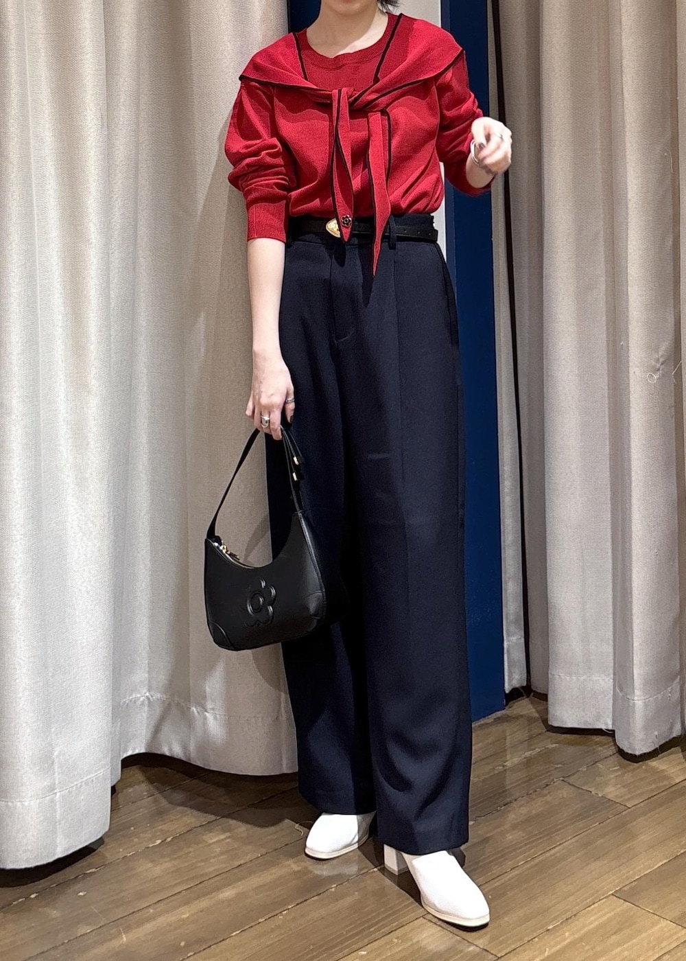 ブルー系のその他パンツ、ホワイト系のブーツ、レッド系のニット/セーターを着用したレディースの秋コーディネートの6枚目の写真