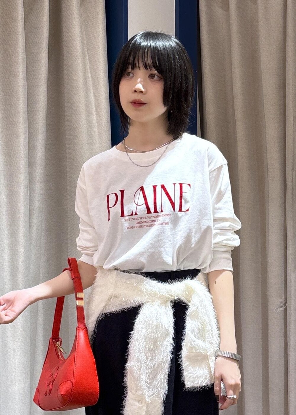ブラック系のパンプス、ホワイト系のシャツ/ブラウス、ホワイト系のTシャツ/カットソーを着用したレディースの秋コーディネートの6枚目の写真