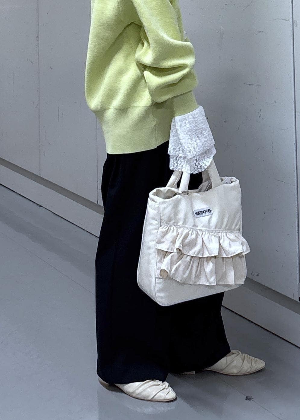 ブルー系のその他パンツ、グリーン系のカーディガン/ボレロ、ホワイト系のトートバッグを着用したレディースの冬コーディネートの9枚目の写真