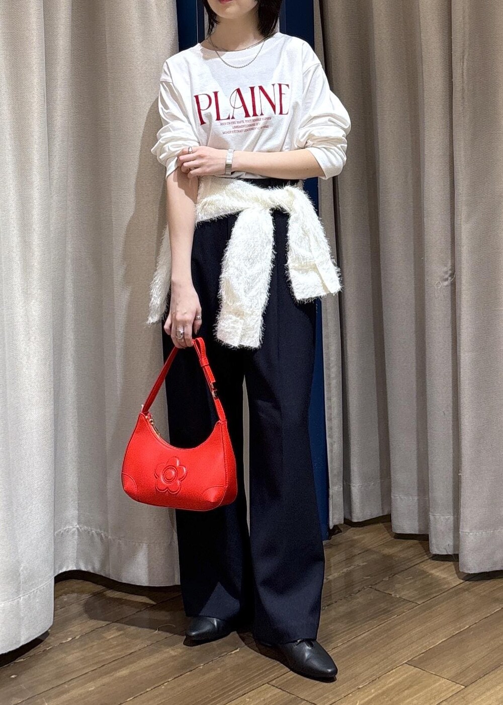 ブラック系のパンプス、ホワイト系のシャツ/ブラウス、ホワイト系のTシャツ/カットソーを着用したレディースの秋コーディネートの5枚目の写真