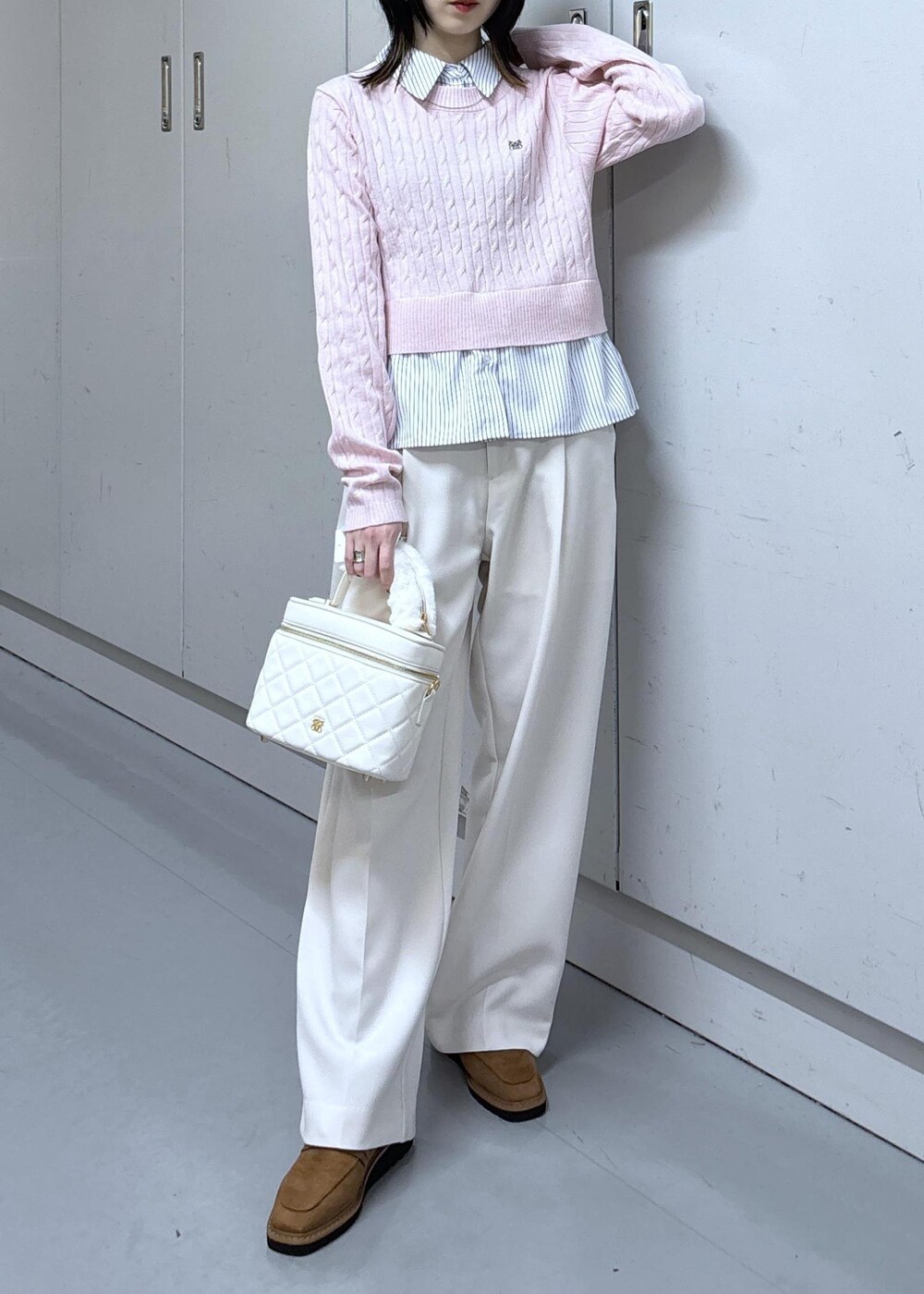 ベージュ系のローファー、グレー系のその他アウター、ホワイト系のハンドバッグを着用したレディースの冬コーディネートの9枚目の写真