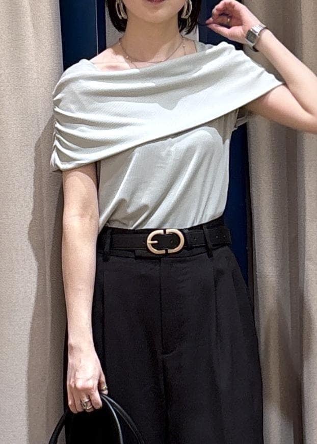 ブラック系のサンダル、ブラック系のその他パンツ、グリーン系のTシャツ/カットソーを着用したレディースの夏コーディネートの7枚目の写真
