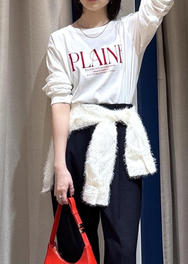 ブラック系のパンプス、ホワイト系のシャツ/ブラウス、ホワイト系のTシャツ/カットソーを着用したレディースの秋コーディネートの9枚目の写真