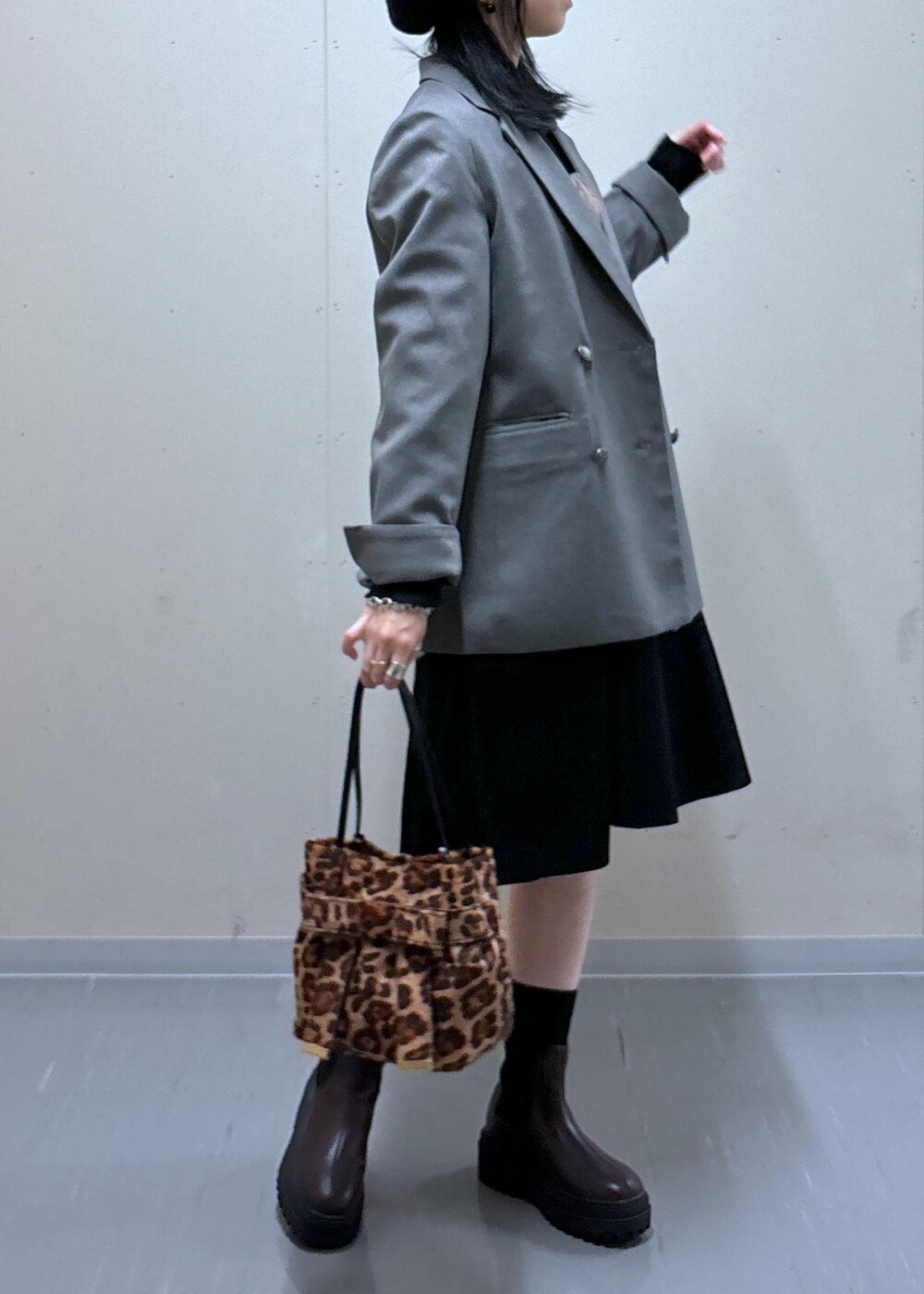 その他のショルダーバッグ、ブラウン系のブーツ、グレー系のテーラードジャケットを着用したレディースの秋コーディネートの3枚目の写真