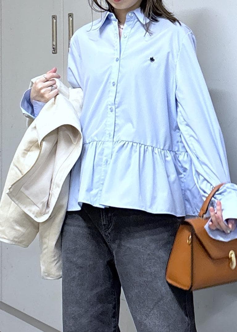 ブラック系のブーツ、ブルー系のシャツ/ブラウス、ベージュ系のブルゾンを着用したレディースの秋コーディネートの8枚目の写真