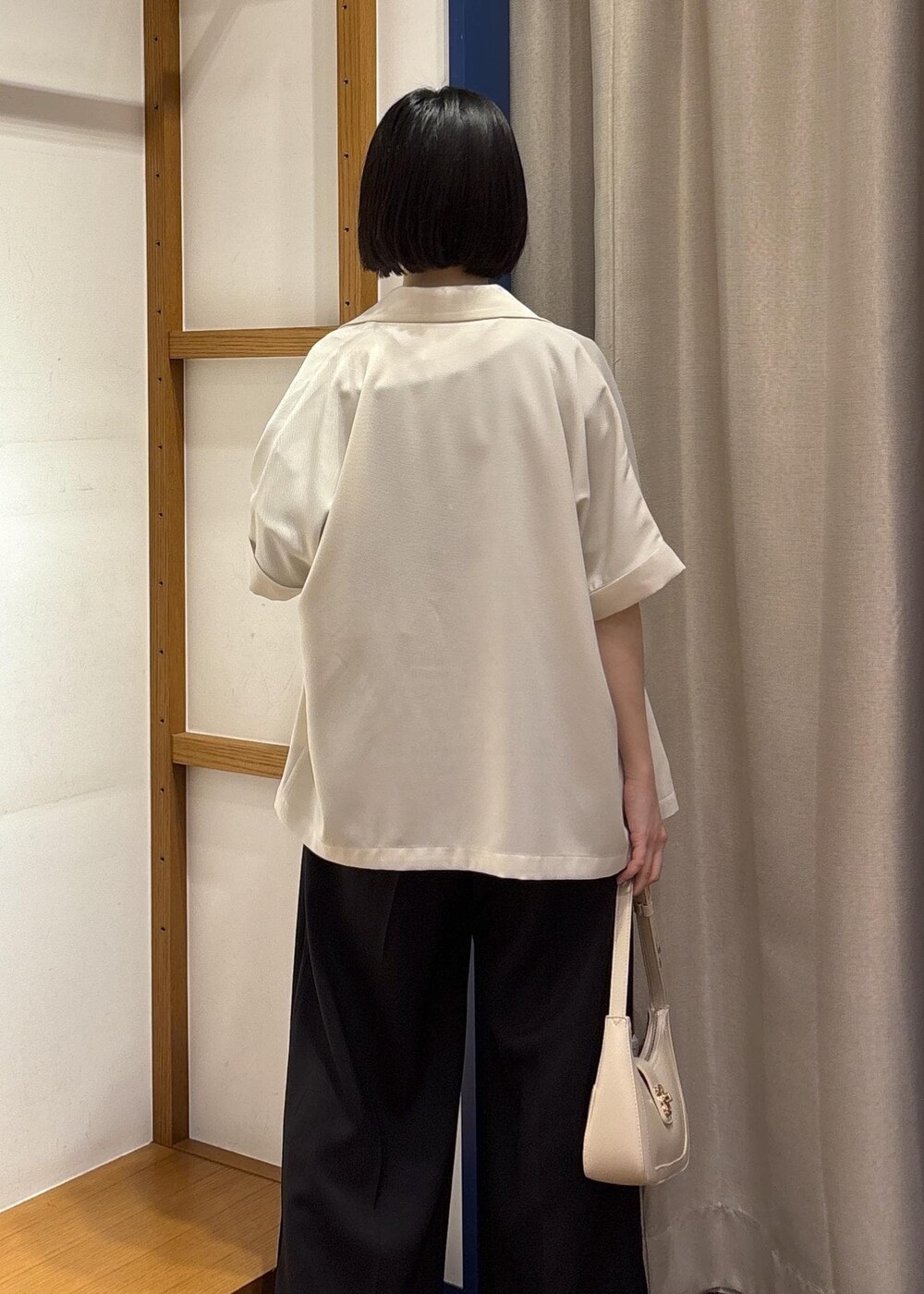 ホワイト系のショルダーバッグ、ホワイト系のサンダル、ブラック系のその他パンツを着用したレディースの夏コーディネートの8枚目の写真