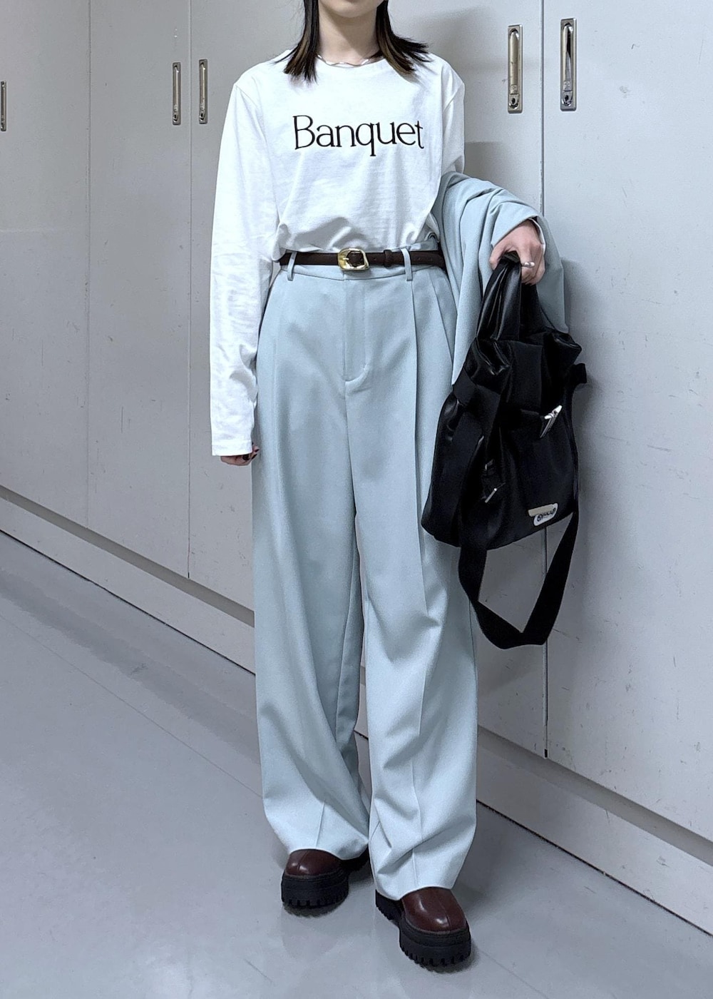 ブルー系のカーディガン/ボレロ、ホワイト系のTシャツ/カットソー、グリーン系のその他パンツを着用したレディースの冬コーディネートの8枚目の写真