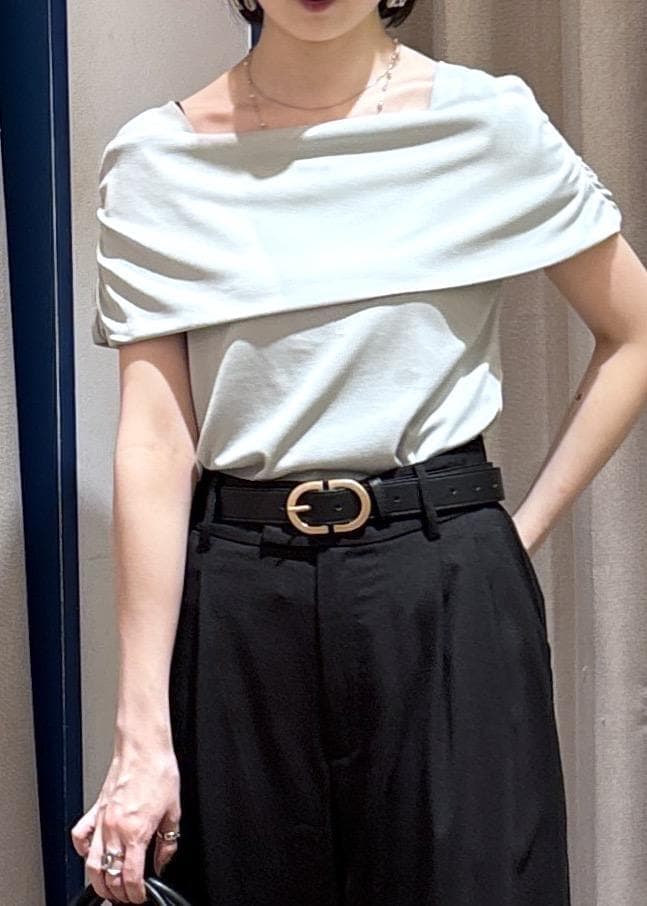 ブラック系のサンダル、ブラック系のその他パンツ、グリーン系のTシャツ/カットソーを着用したレディースの夏コーディネートの6枚目の写真