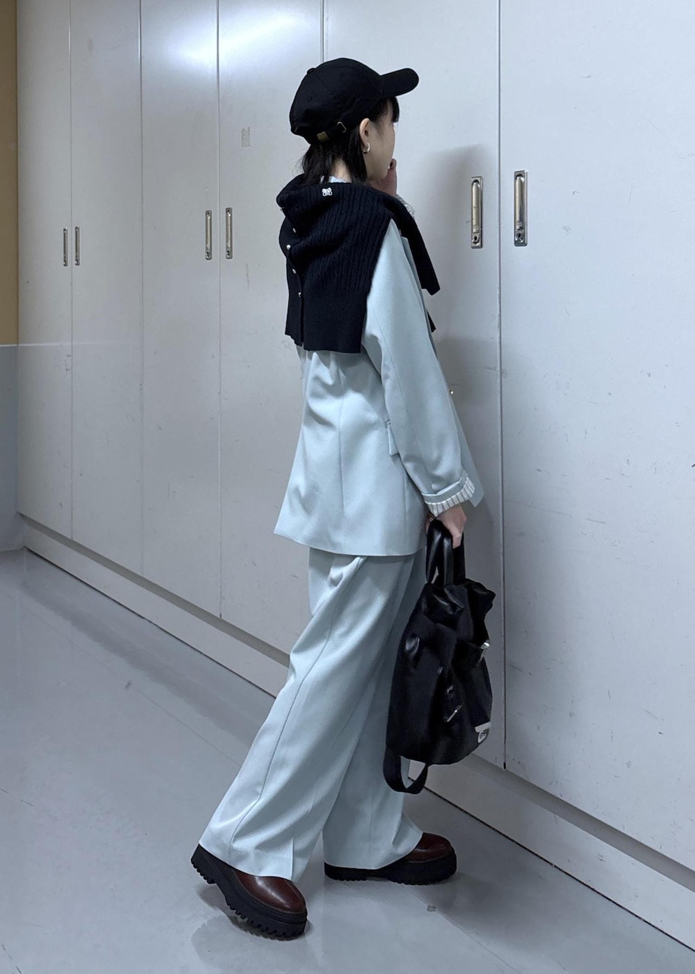 ブルー系のカーディガン/ボレロ、ホワイト系のTシャツ/カットソー、グリーン系のその他パンツを着用したレディースの冬コーディネートの2枚目の写真