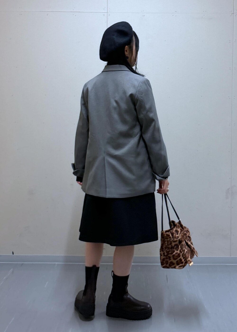 その他のショルダーバッグ、ブラウン系のブーツ、グレー系のテーラードジャケットを着用したレディースの秋コーディネートの4枚目の写真