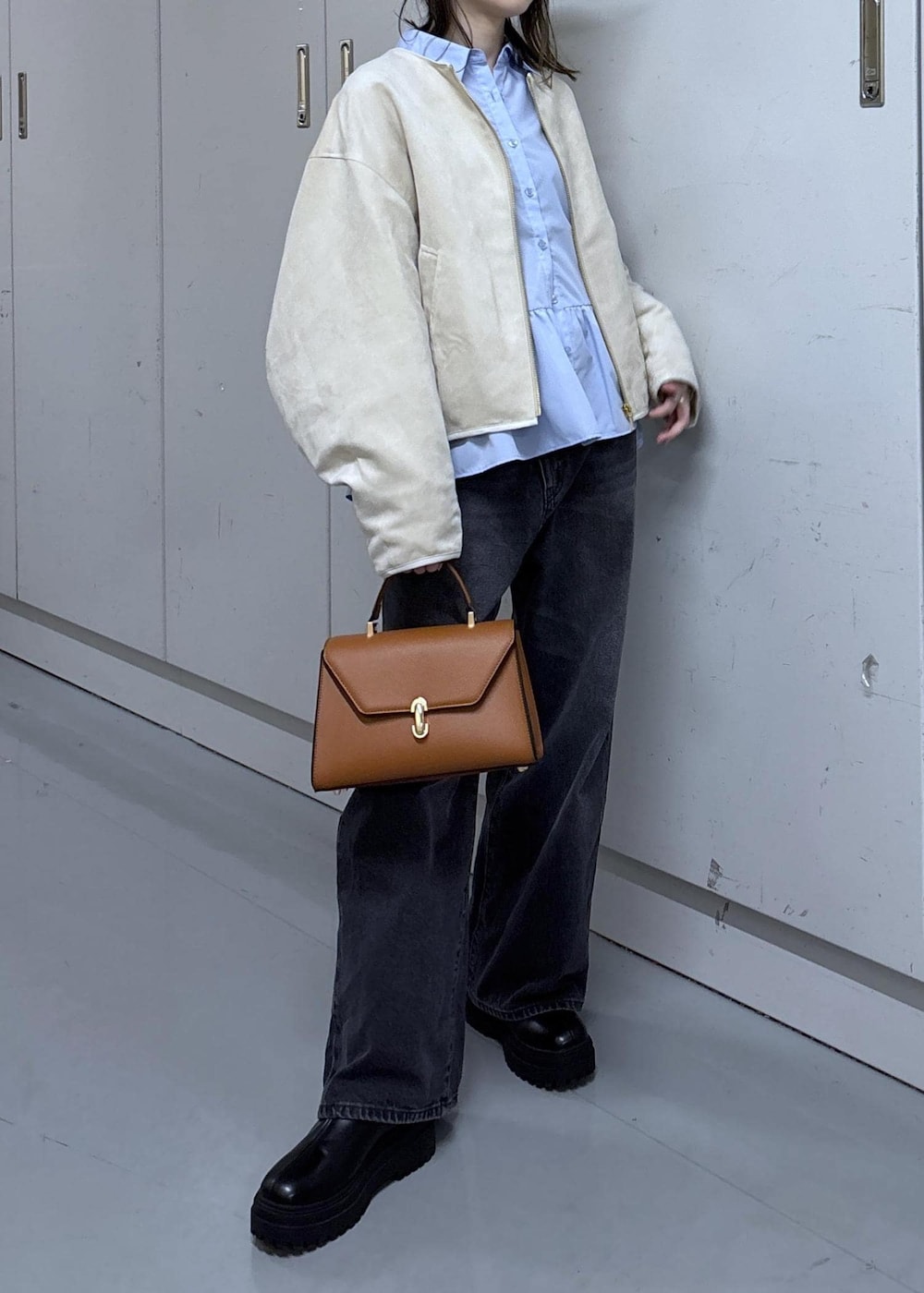 ブラック系のブーツ、ブルー系のシャツ/ブラウス、ベージュ系のブルゾンを着用したレディースの秋コーディネートの9枚目の写真
