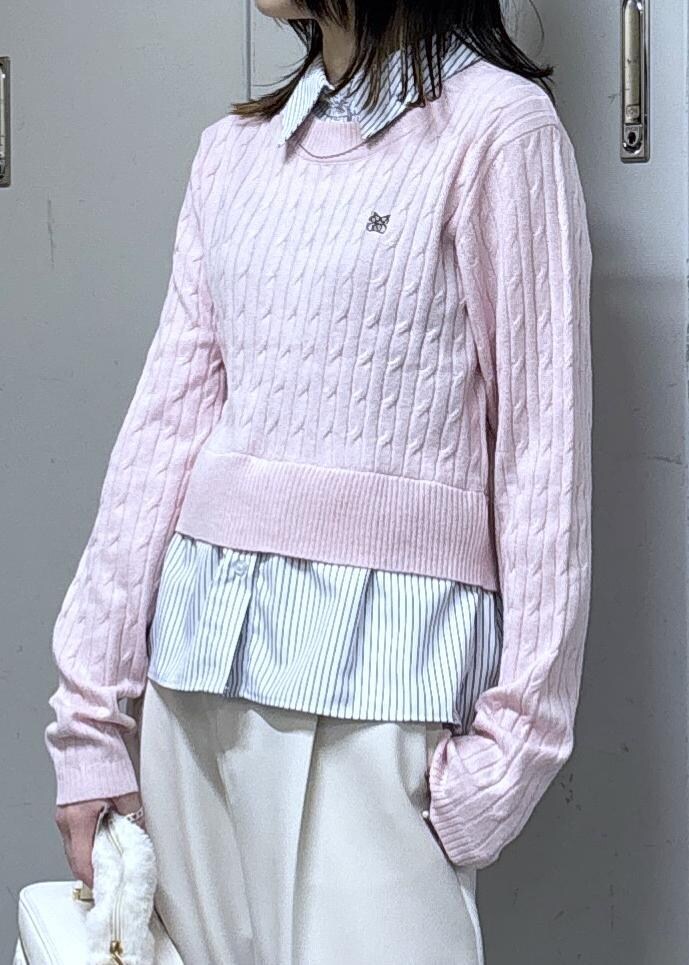 ベージュ系のローファー、グレー系のその他アウター、ホワイト系のハンドバッグを着用したレディースの冬コーディネートの10枚目の写真