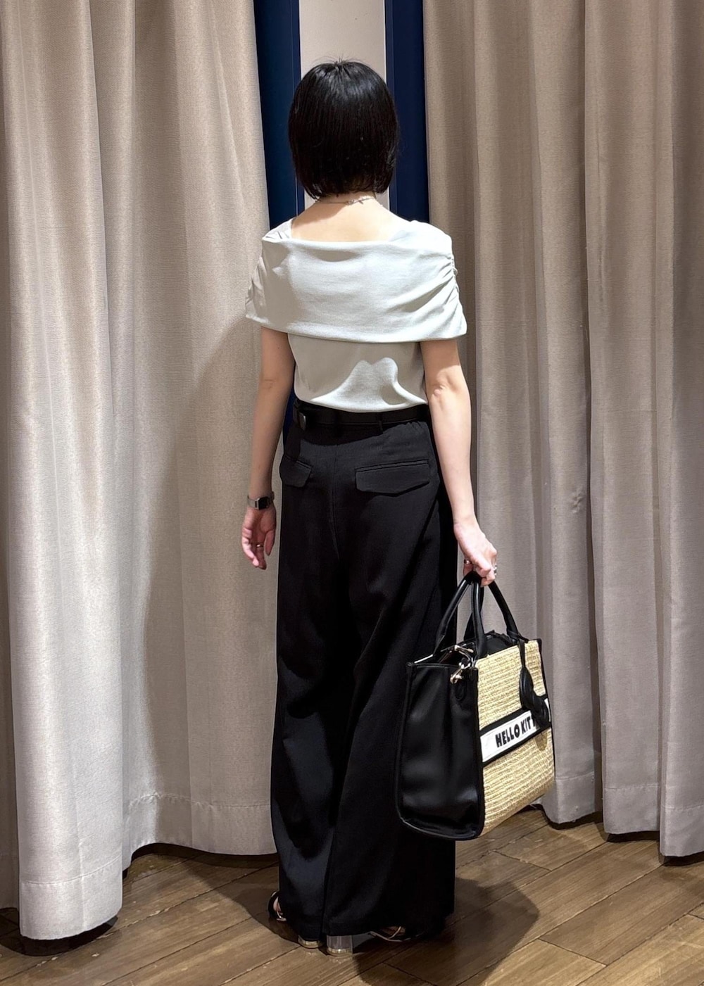 ブラック系のサンダル、ブラック系のその他パンツ、グリーン系のTシャツ/カットソーを着用したレディースの夏コーディネートの3枚目の写真