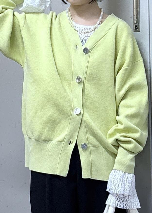 ブルー系のその他パンツ、グリーン系のカーディガン/ボレロ、ホワイト系のトートバッグを着用したレディースの冬コーディネートの6枚目の写真