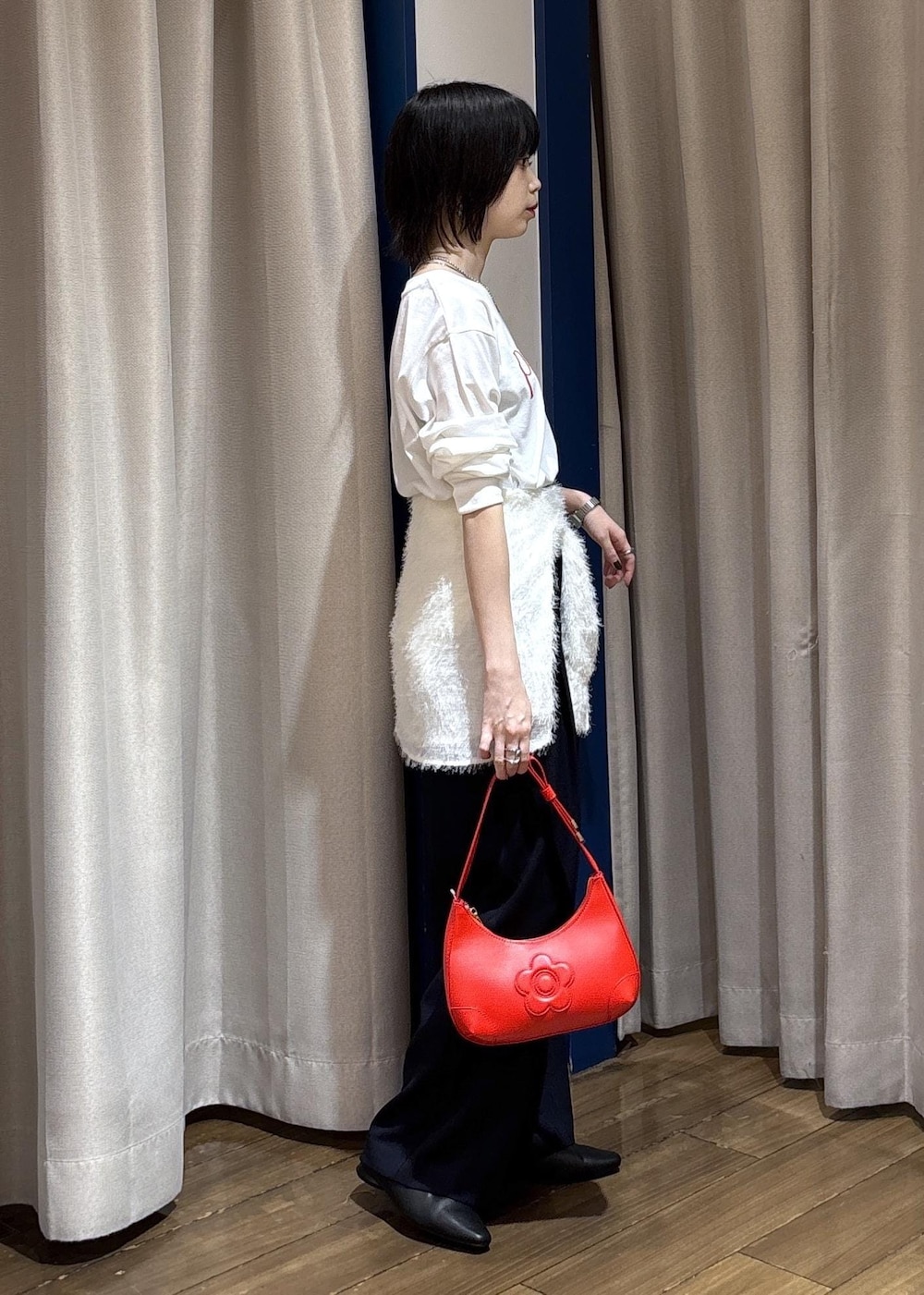 ブラック系のパンプス、ホワイト系のシャツ/ブラウス、ホワイト系のTシャツ/カットソーを着用したレディースの秋コーディネートの2枚目の写真