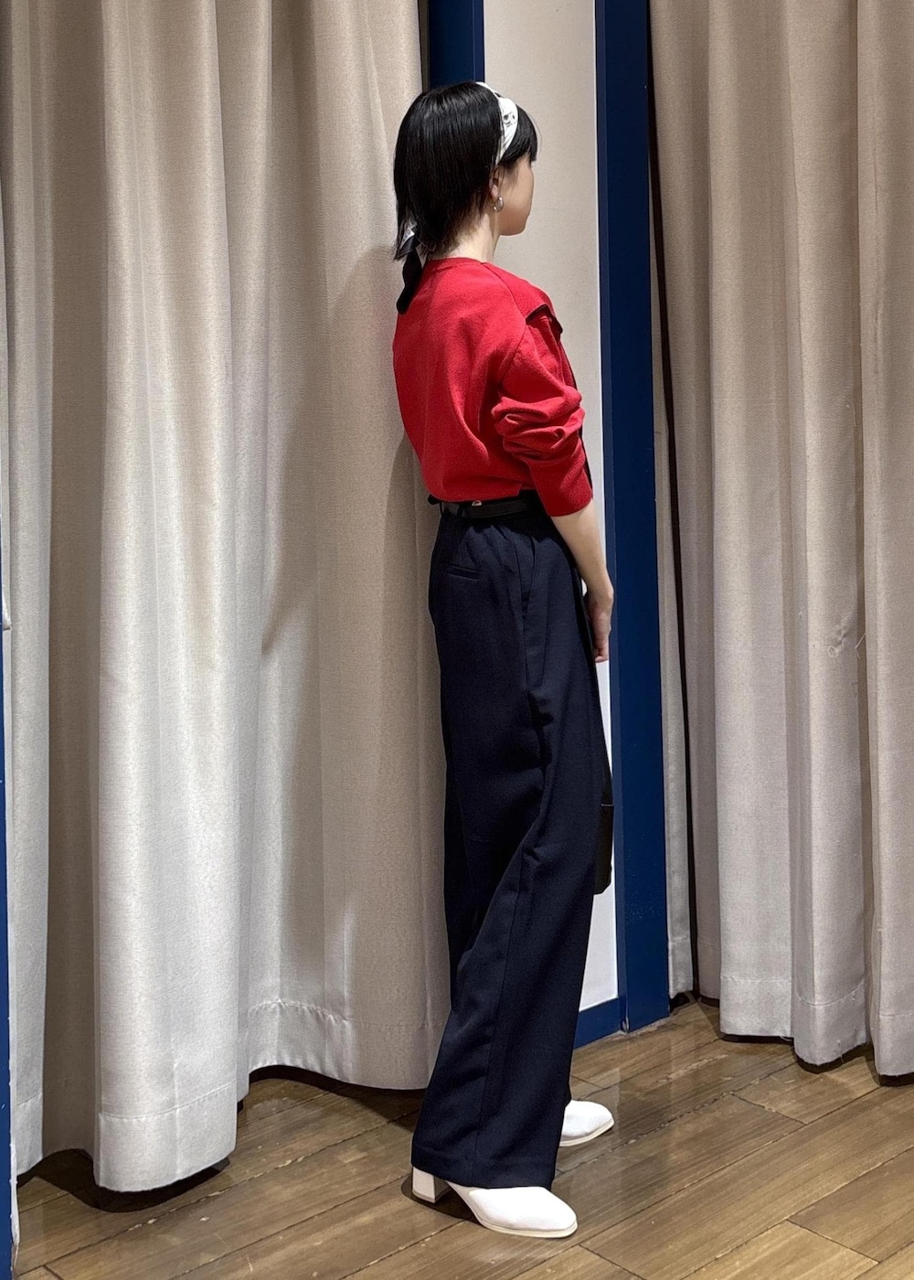 ブルー系のその他パンツ、ホワイト系のブーツ、レッド系のニット/セーターを着用したレディースの秋コーディネートの4枚目の写真