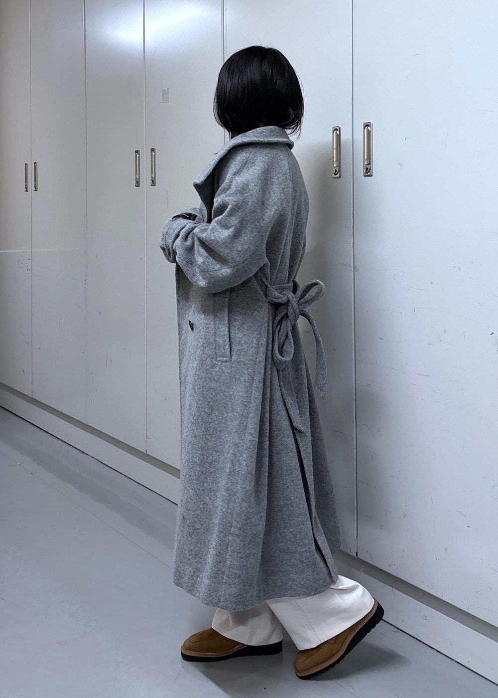 ベージュ系のローファー、グレー系のその他アウター、ホワイト系のハンドバッグを着用したレディースの冬コーディネートの3枚目の写真