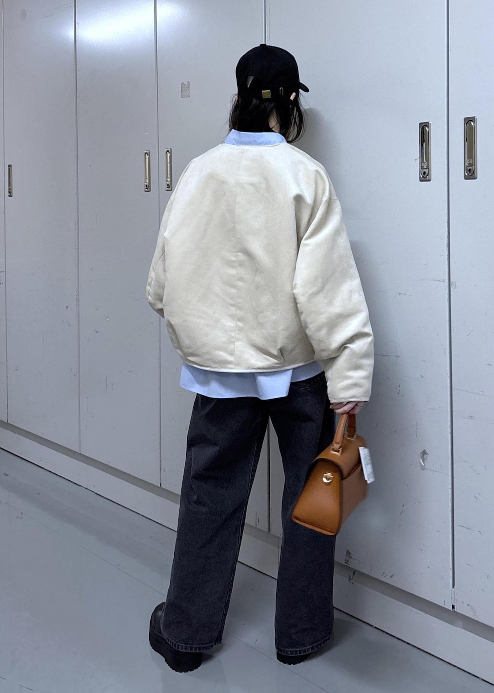 ブラック系のブーツ、ブルー系のシャツ/ブラウス、ベージュ系のブルゾンを着用したレディースの秋コーディネートの4枚目の写真