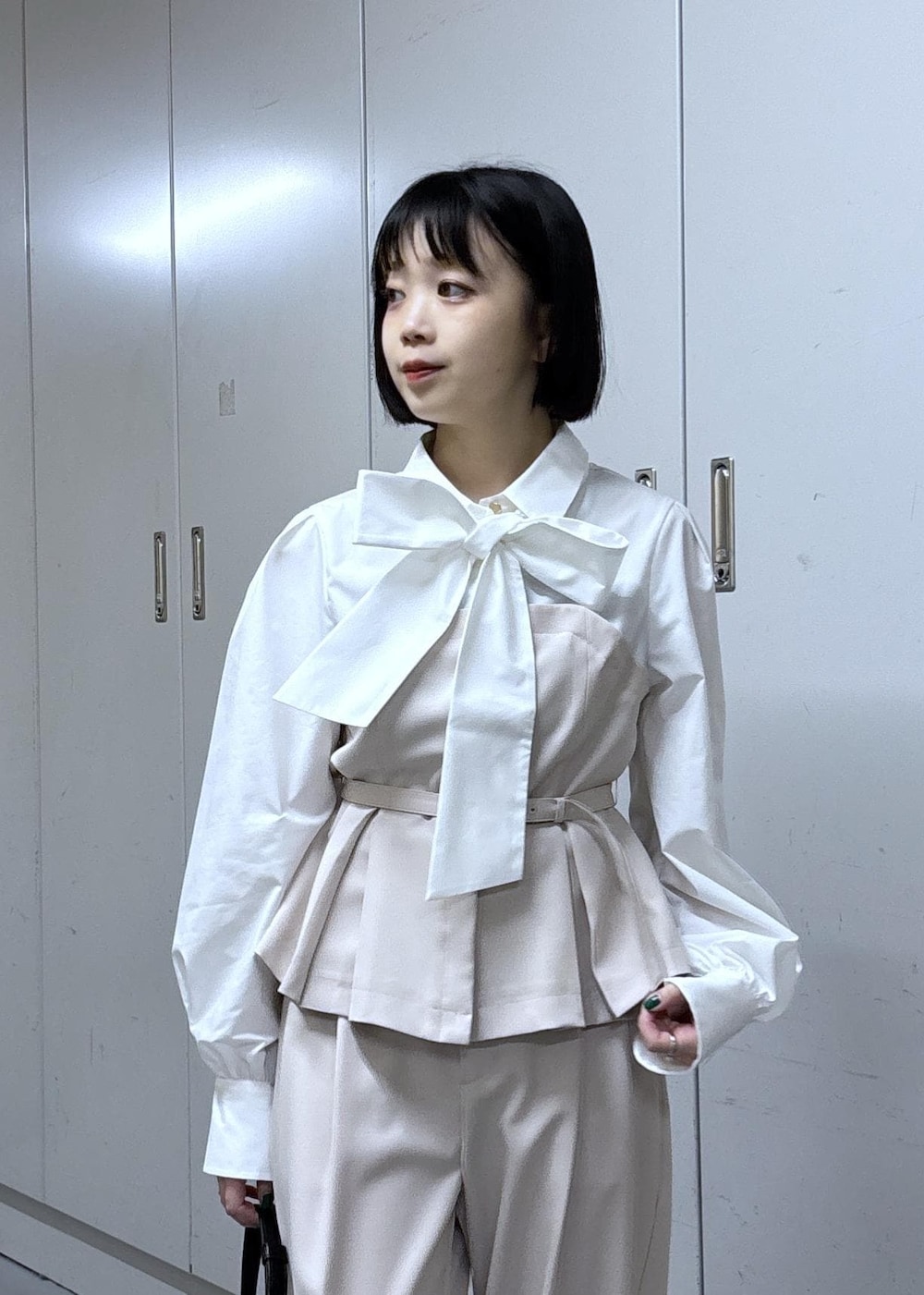 ブラック系のショルダーバッグ、ブラック系のパンプス、ベージュ系のその他パンツを着用したレディースの冬コーディネートの10枚目の写真