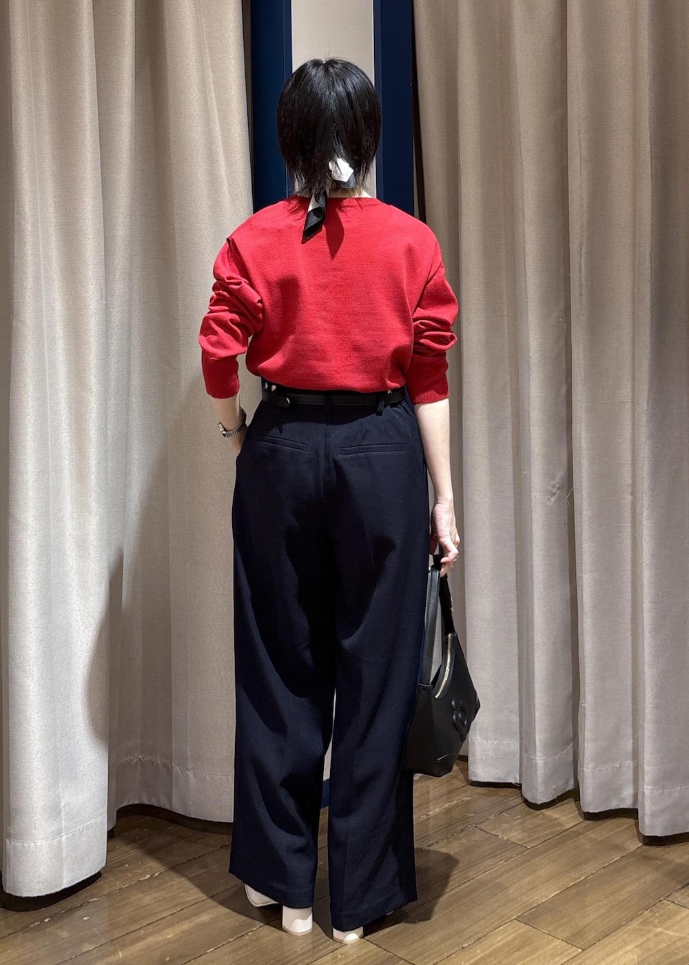 ブルー系のその他パンツ、ホワイト系のブーツ、レッド系のニット/セーターを着用したレディースの秋コーディネートの5枚目の写真