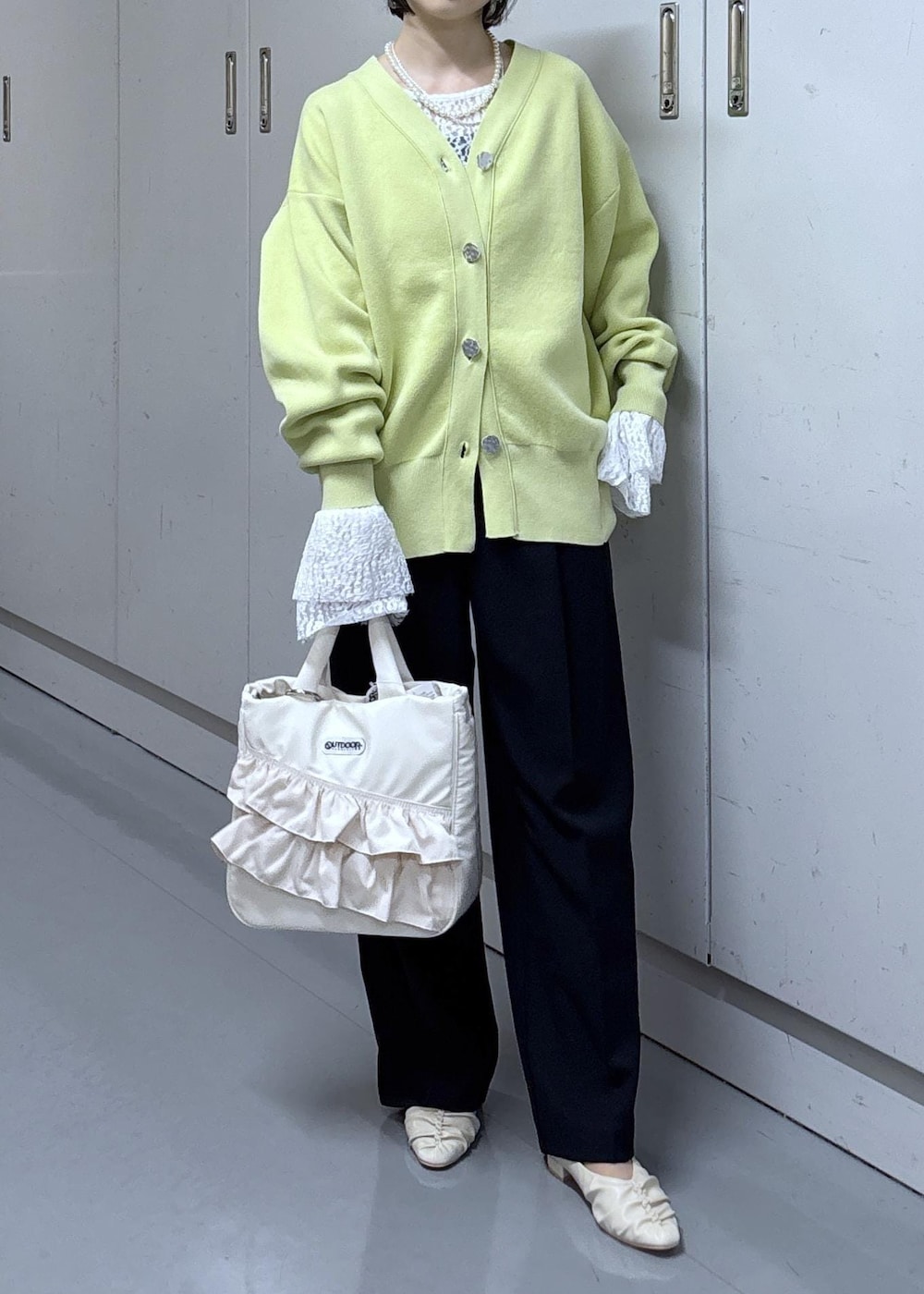 ブルー系のその他パンツ、グリーン系のカーディガン/ボレロ、ホワイト系のトートバッグを着用したレディースの冬コーディネートの4枚目の写真