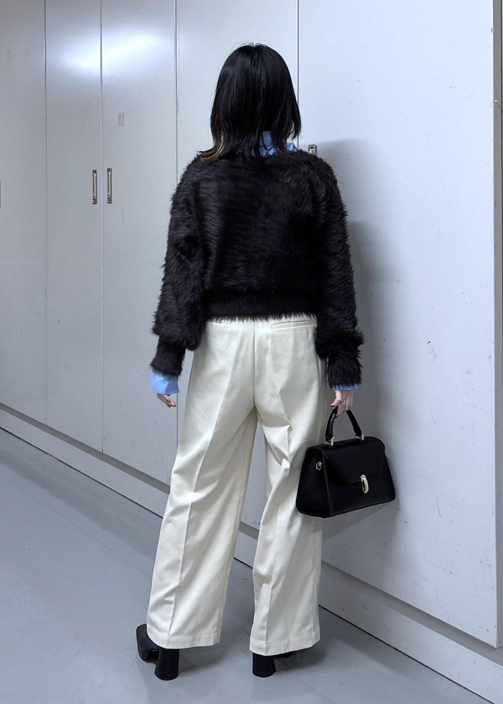 グレー系のカーディガン/ボレロ、グレー系のブルゾン、ブラック系のブーツを着用したレディースの冬コーディネートの7枚目の写真