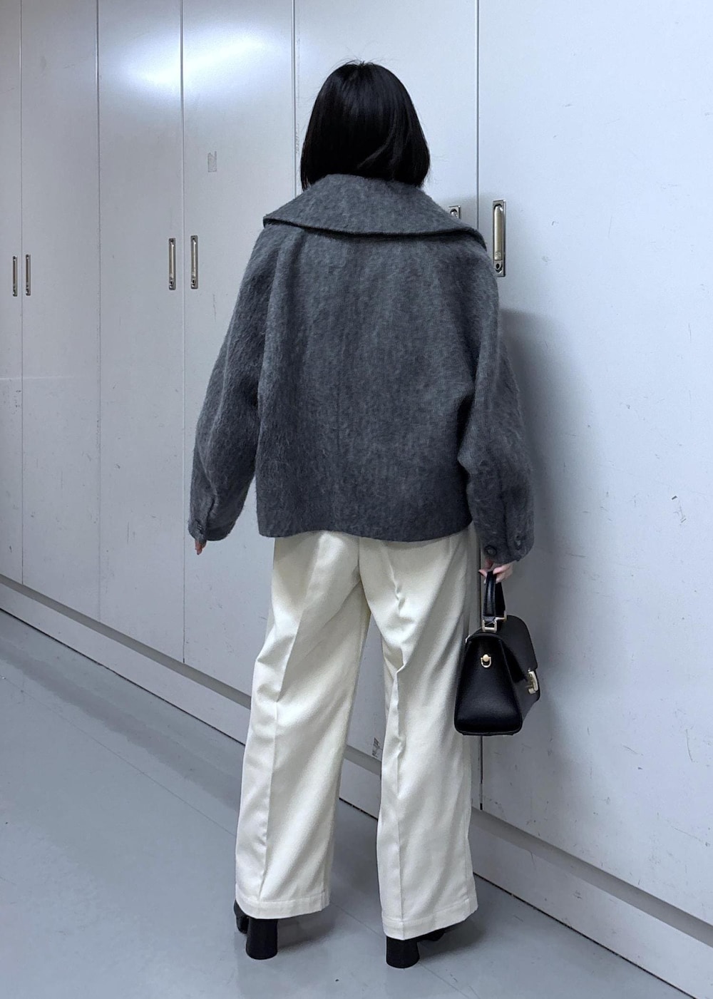 グレー系のカーディガン/ボレロ、グレー系のブルゾン、ブラック系のブーツを着用したレディースの冬コーディネートの4枚目の写真