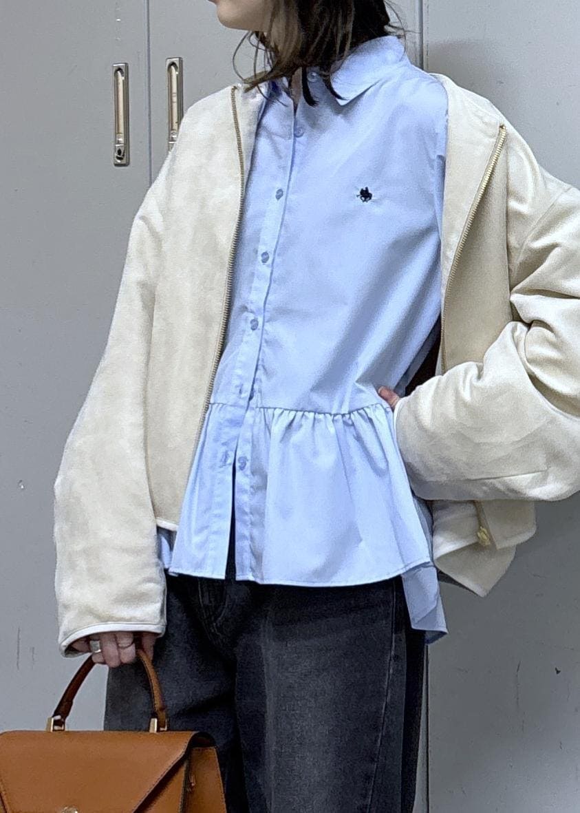 ブラック系のブーツ、ブルー系のシャツ/ブラウス、ベージュ系のブルゾンを着用したレディースの秋コーディネートの7枚目の写真