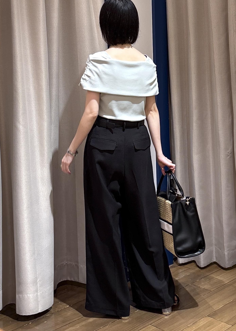 ブラック系のサンダル、ブラック系のその他パンツ、グリーン系のTシャツ/カットソーを着用したレディースの夏コーディネートの4枚目の写真