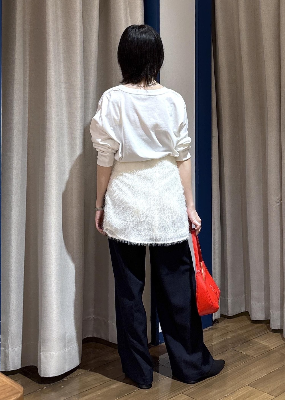 ブラック系のパンプス、ホワイト系のシャツ/ブラウス、ホワイト系のTシャツ/カットソーを着用したレディースの秋コーディネートの4枚目の写真