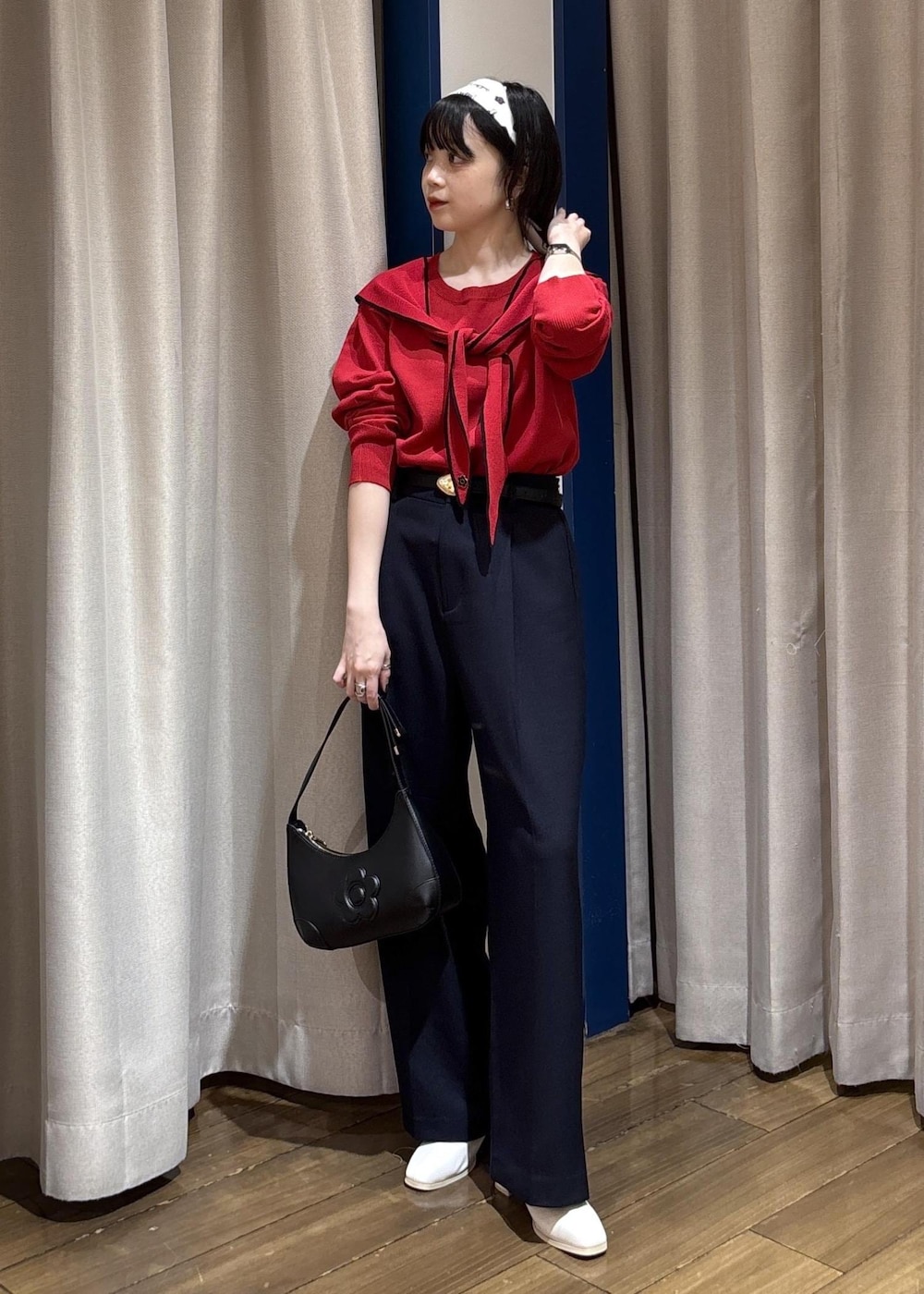 ブルー系のその他パンツ、ホワイト系のブーツ、レッド系のニット/セーターを着用したレディースの秋コーディネートの2枚目の写真