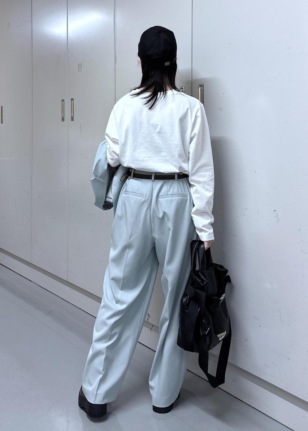 ブルー系のカーディガン/ボレロ、ホワイト系のTシャツ/カットソー、グリーン系のその他パンツを着用したレディースの冬コーディネートの9枚目の写真