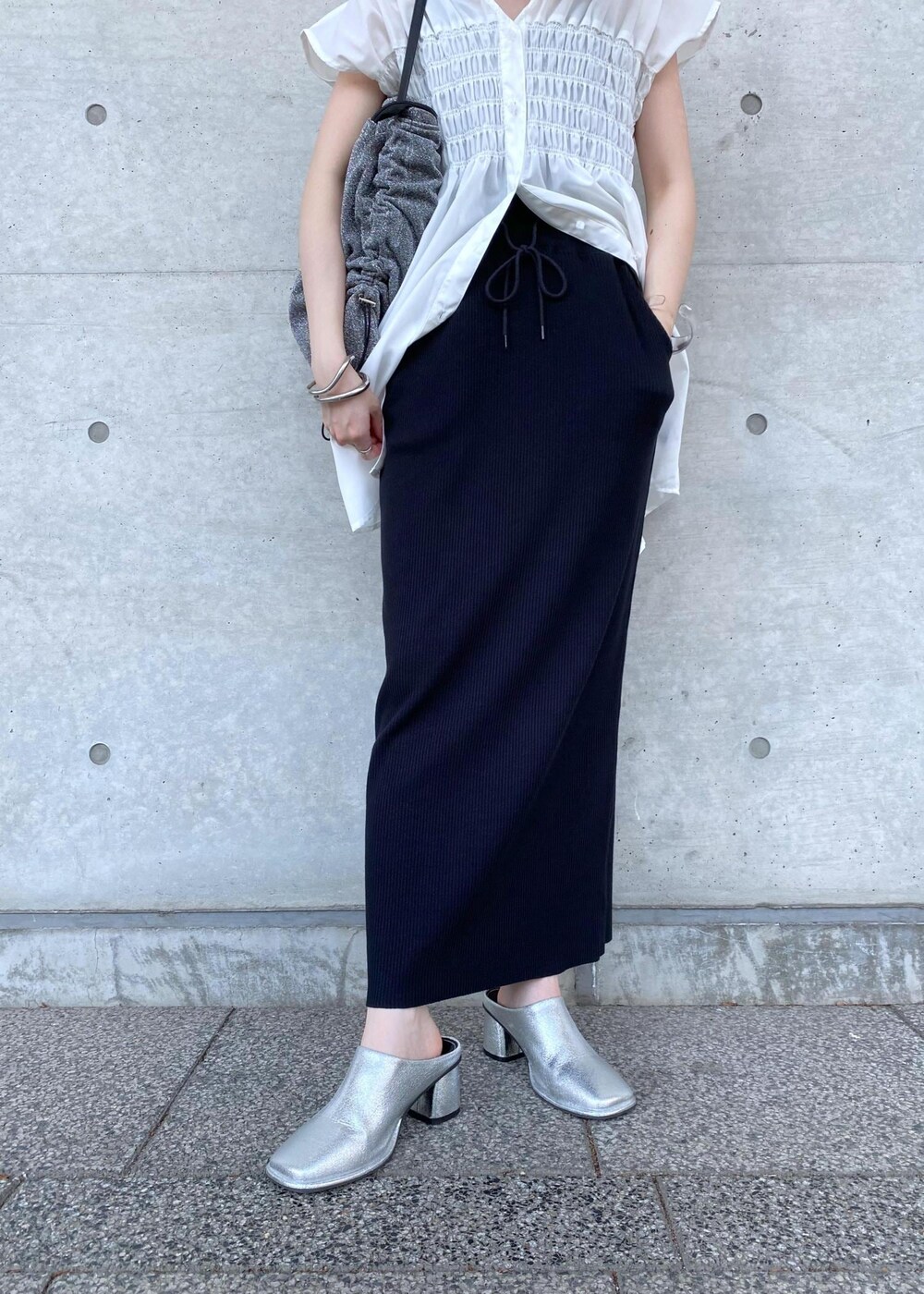 シルバー系のその他シューズ、シルバー系のショルダーバッグ、ブラック系のスカートを着用したレディースの夏コーディネートの4枚目の写真