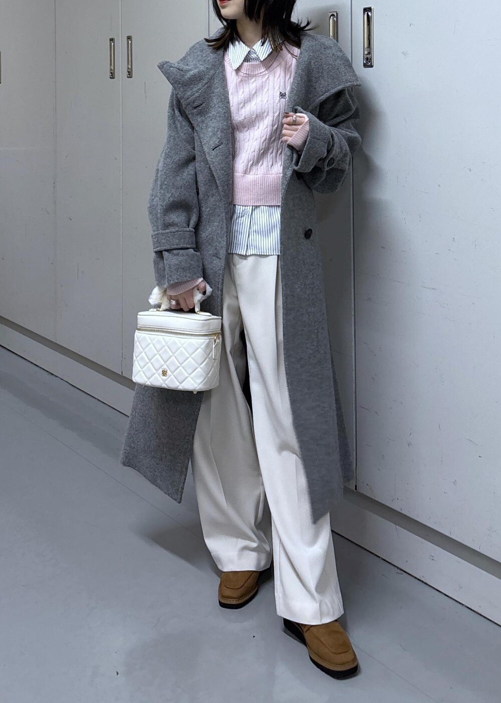 ベージュ系のローファー、グレー系のその他アウター、ホワイト系のハンドバッグを着用したレディースの冬コーディネートの4枚目の写真