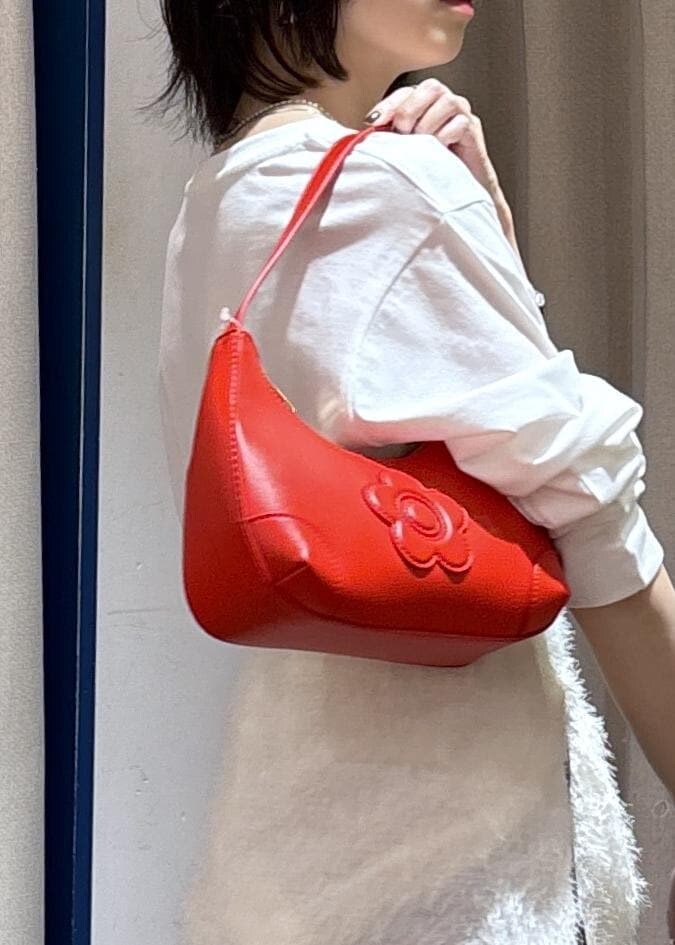ブラック系のパンプス、ホワイト系のシャツ/ブラウス、ホワイト系のTシャツ/カットソーを着用したレディースの秋コーディネートの10枚目の写真