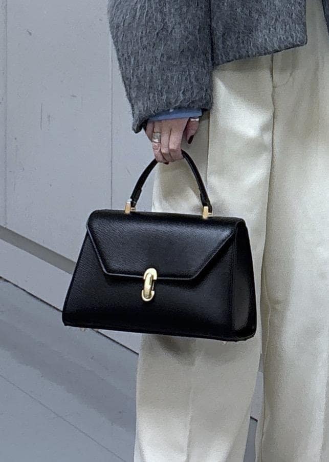 グレー系のカーディガン/ボレロ、グレー系のブルゾン、ブラック系のブーツを着用したレディースの冬コーディネートの10枚目の写真